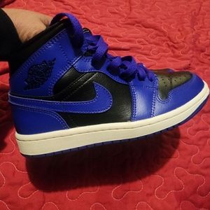 Air Jordan purple and black size 6, only wore 2x